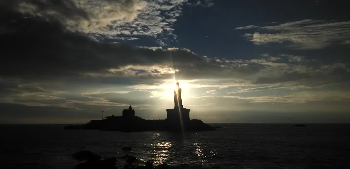 Sunrise behind the Thiruvalluvar statue at Kanyakumari